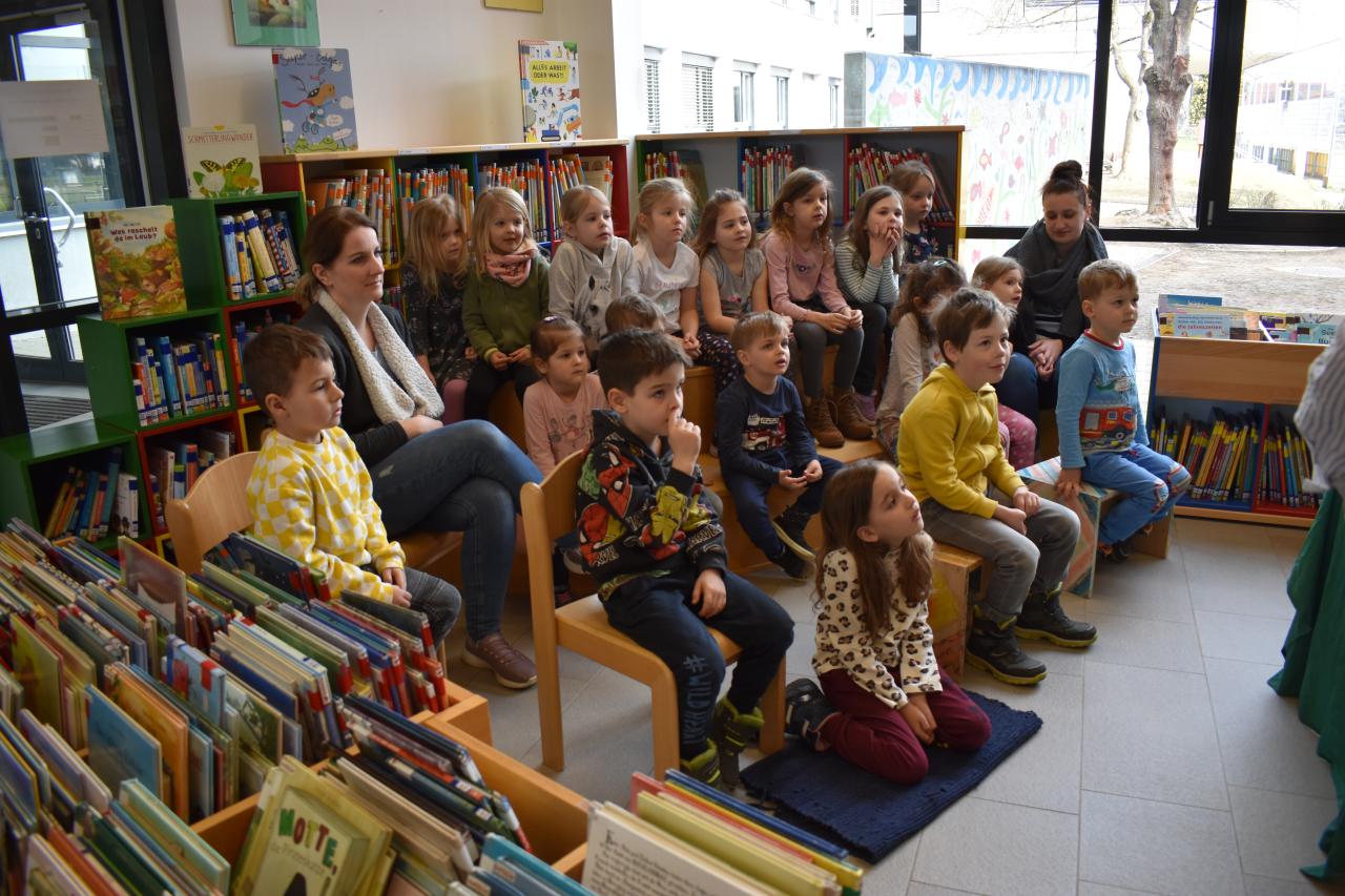 Kindergartenkinder in der Bibliothek