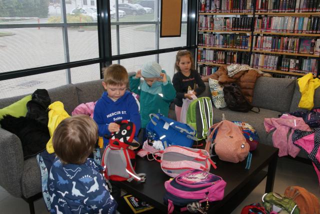 Kindergartenkinder in der Bibliothek Premstätten