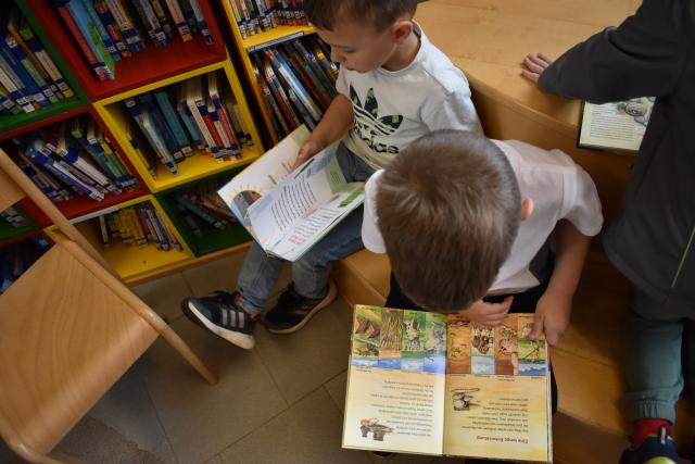 Kindergartenkinder in der Bibliothek