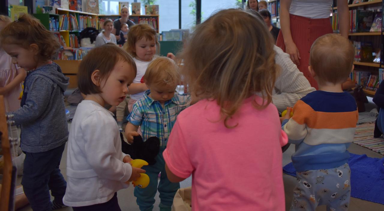 Zwergerltreffen in der Bibliothek / Buchstart