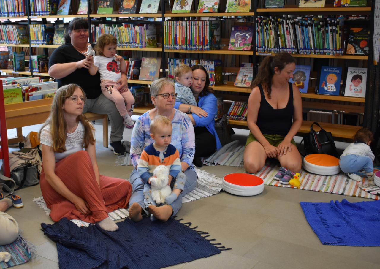Zwergerltreffen in der Bibliothek / Buchstart