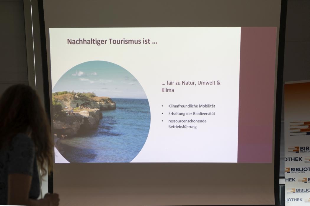 Vortrag und Diskussion Verantwortungsvoll Reisen Anna Kodek und Dr. Harald A. Friedl