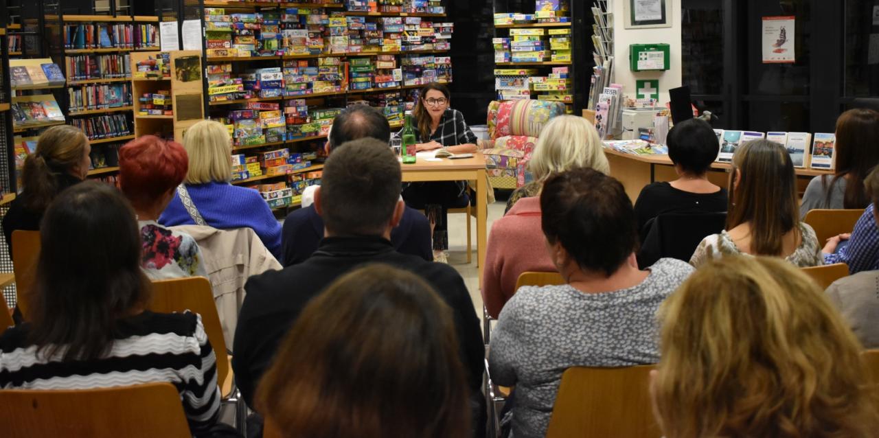 Krimilesung mit Andrea Nagele in der Bibliothek Premstätten