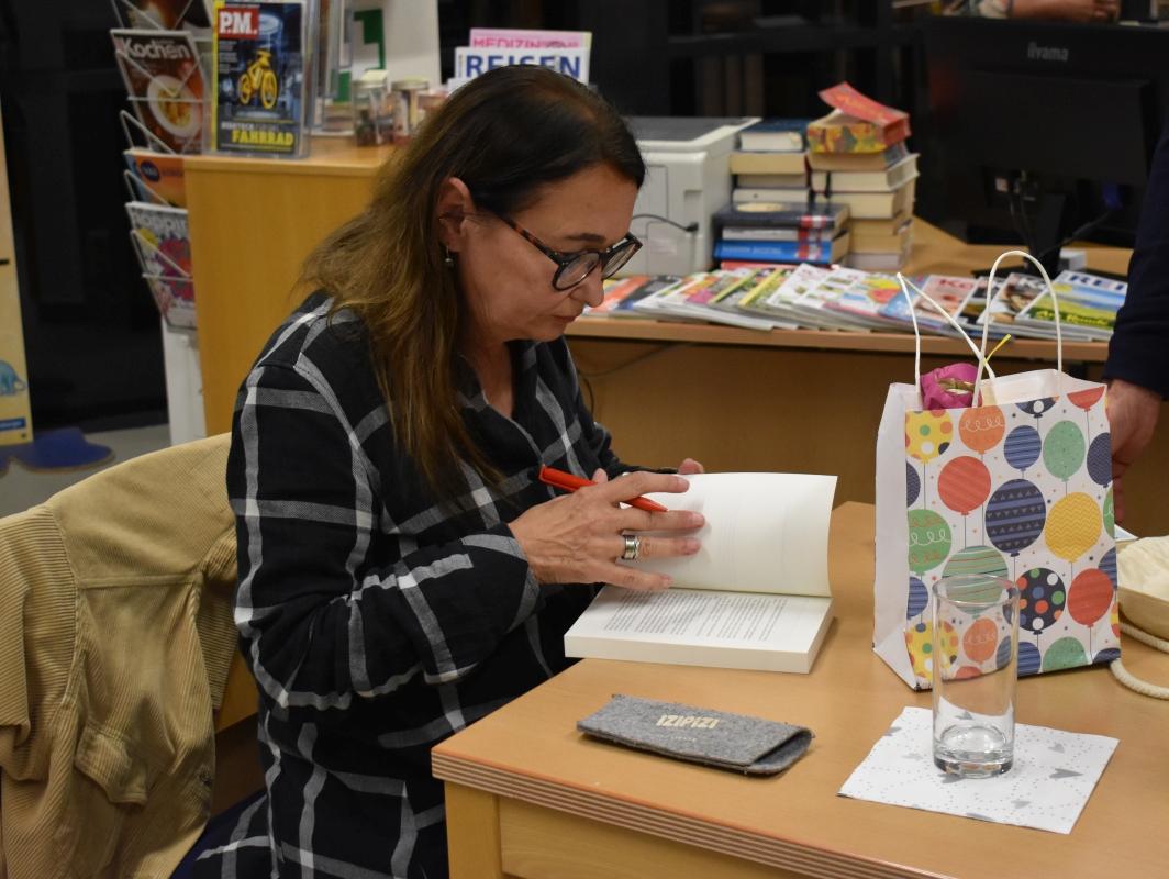 Krimilesung mit Andrea Nagele in der Bibliothek Premstätten