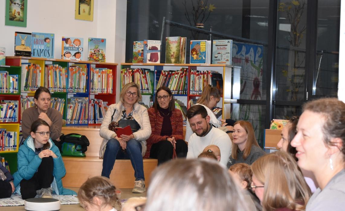 Laternenfest mit dem Zwergerltreffen der Pfarre in der Bibliothek