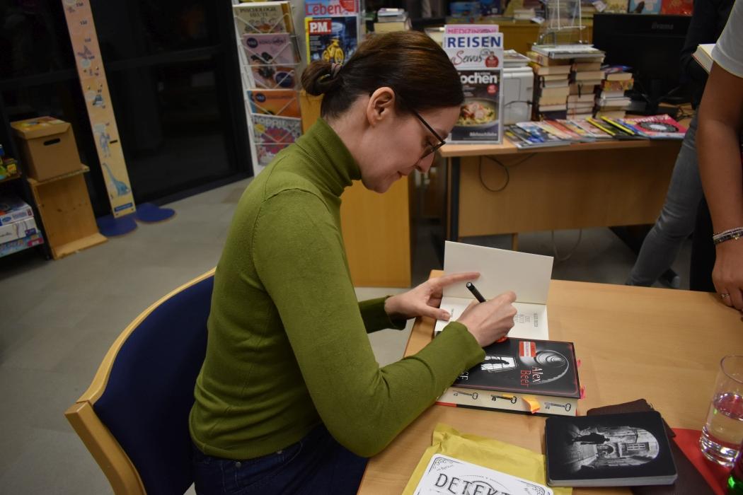 Alex beim Signieren in der Bibliothek Premstätten