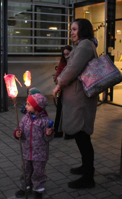 Laternenfest mit dem Zwergerltreffen der Pfarre in der Bibliothek