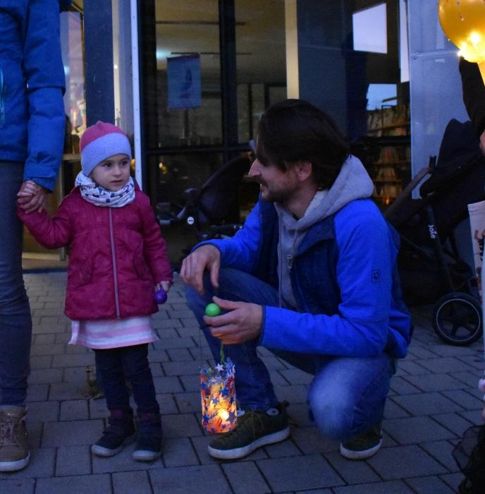 Laternenfest mit dem Zwergerltreffen der Pfarre in der Bibliothek