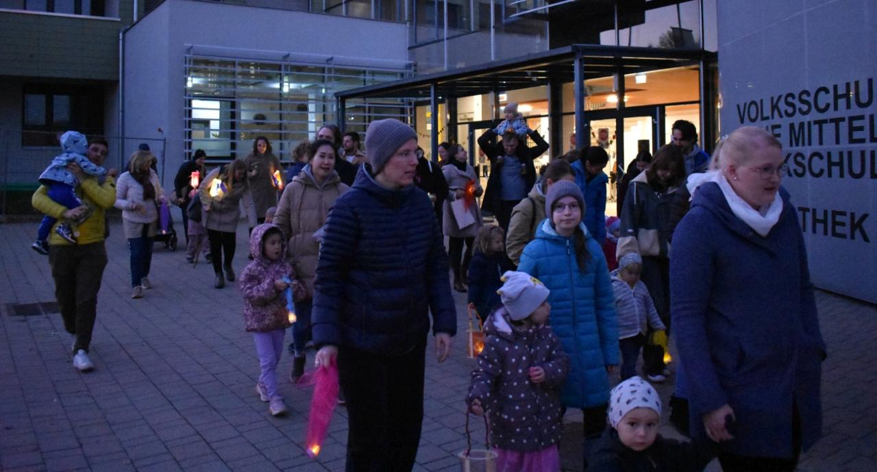 Laternenfest mit dem Zwergerltreffen der Pfarre in der Bibliothek