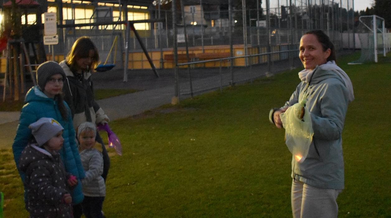 Laternenfest mit dem Zwergerltreffen der Pfarre in der Bibliothek
