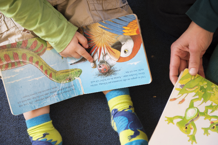 Kleinkind beim Betrachten eines Bilderbuchs