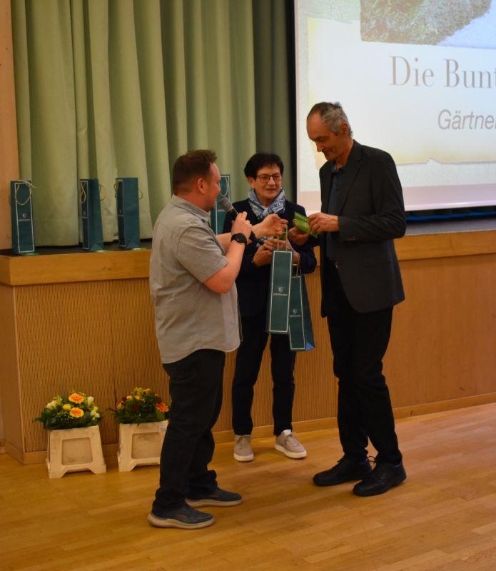 GR Andreas Truchses überreicht Preise für die schönsten Gärten in Premstätten