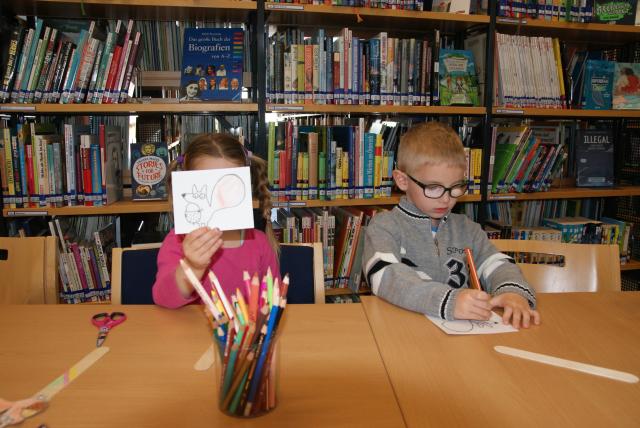 Kindergartenkinder in der Bibliothek Premstätten