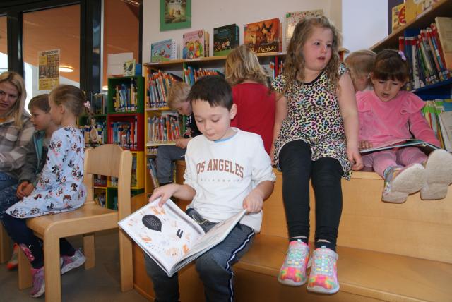 Kindergartenkinder in der Bibliothek Premstätten