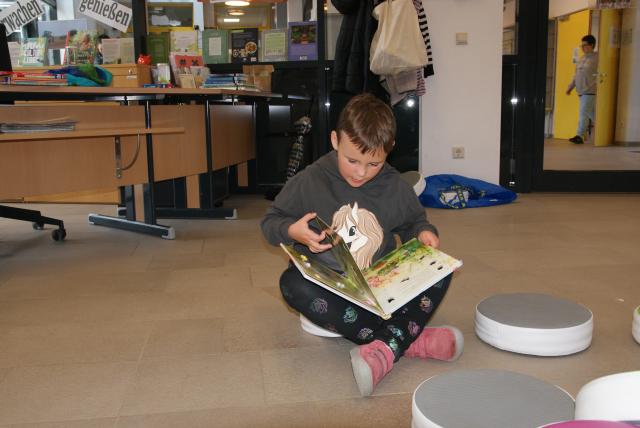 Kindergartenkinder in der Bibliothek Premstätten