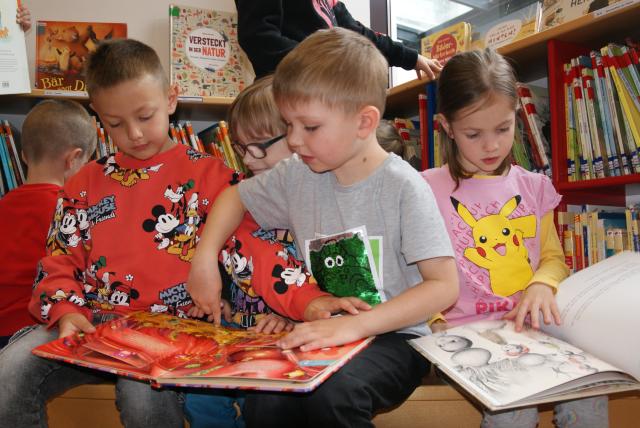 Kindergartenkinder in der Bibliothek Premstätten