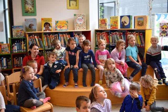 Kindergartenkinder in der Bibliothek