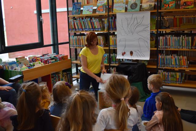 Kindergartenkinder in der Bibliothek