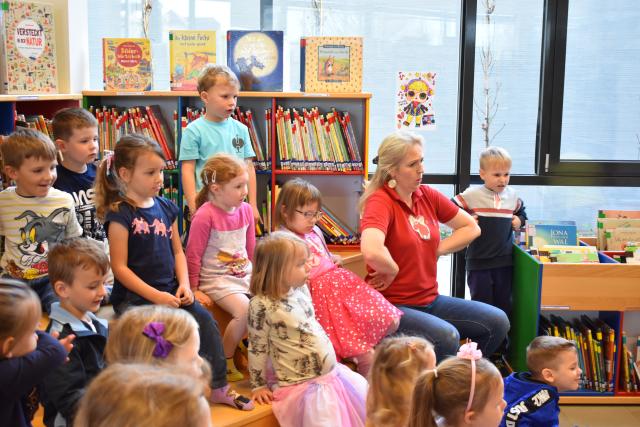 Kindergartenkinder in der Bibliothek