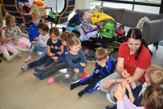Kindergartenkinder in der Bibliothek