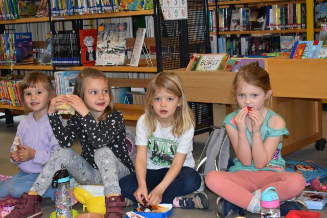 Kindergartenkinder in der Bibliothek