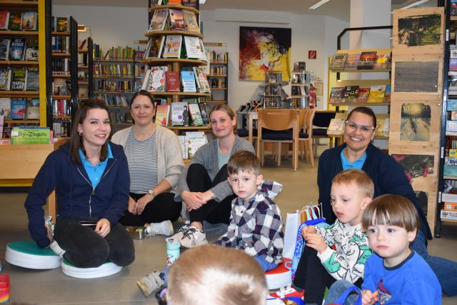Kindergartenkinder in der Bibliothek