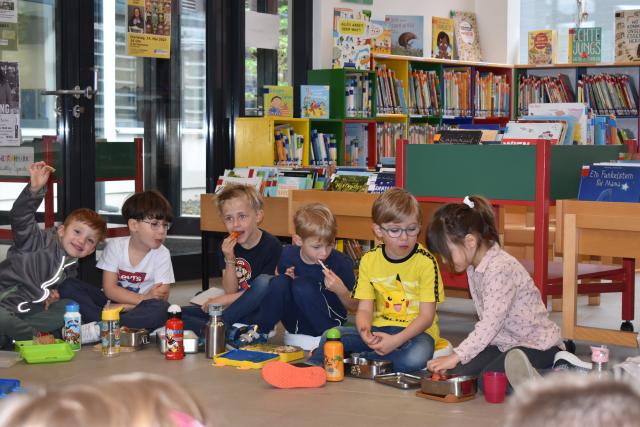 Kindergartenkinder in der Bibliothek