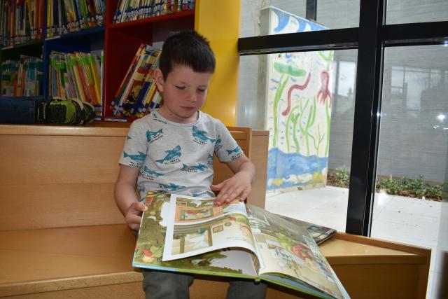 Kindergartenkinder in der Bibliothek