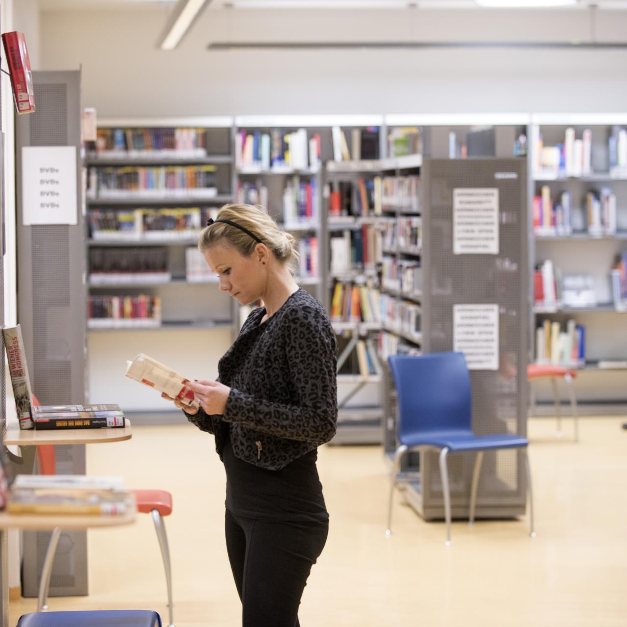 Frau in Bibliothek