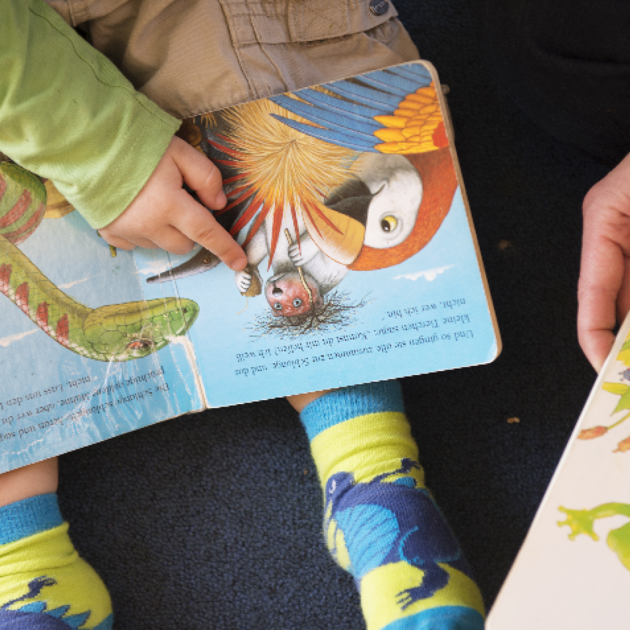 Kleinkind beim Betrachten eines Bilderbuchs